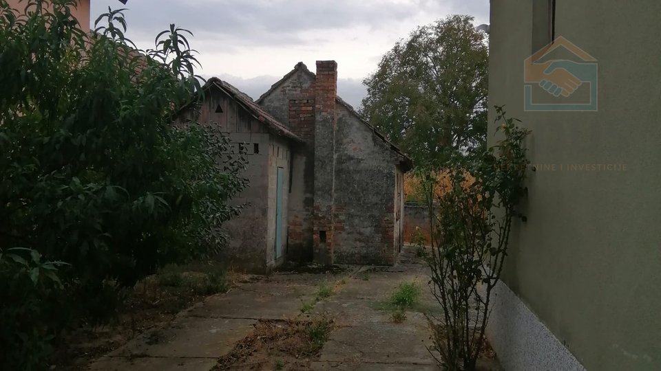 Obiteljska kuća s pomoćnim zgradama - Lipovača (Vukovar)