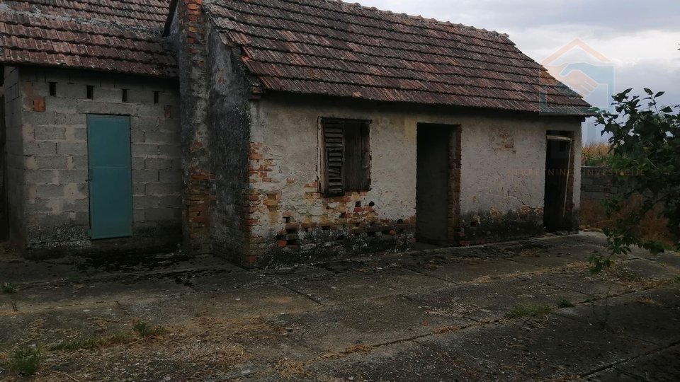 Obiteljska kuća s pomoćnim zgradama - Lipovača (Vukovar)
