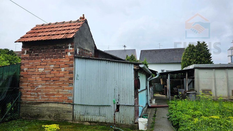 Obiteljska kuća s dvorištem - Josipovac