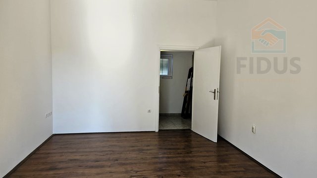 Commercial Property, 28 m2, For Rent, Osijek - Gornji grad