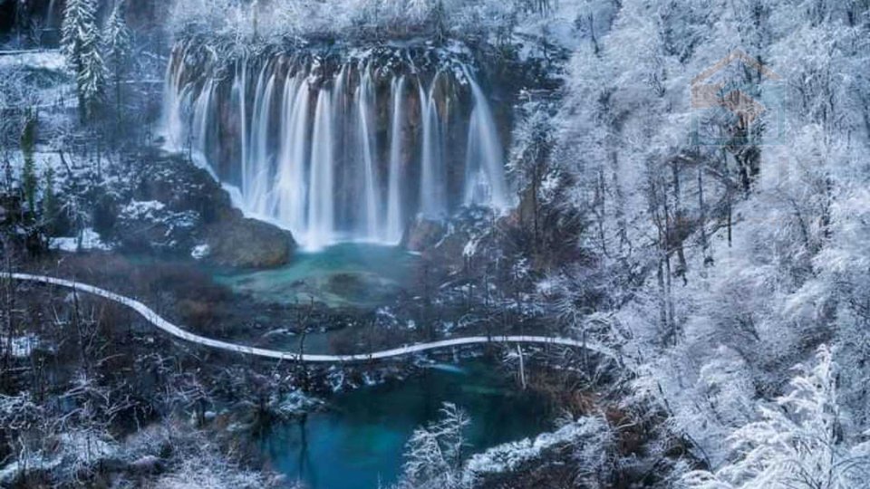 Kuća u turističkom naselju s velikom okućnicom - Plitvice